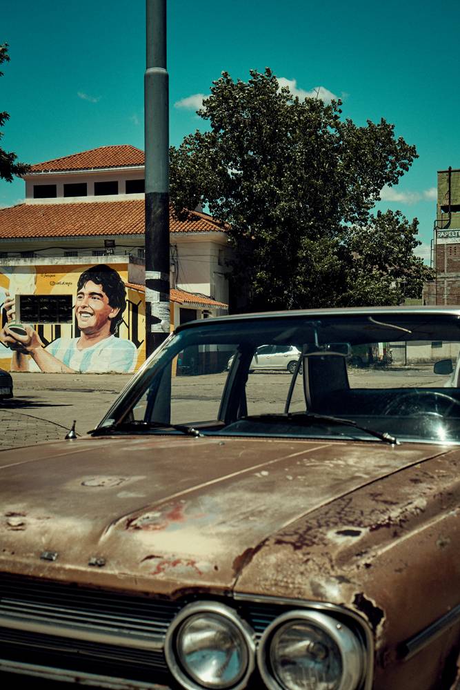 LE QUARTIER DE LAŃUS: Un graffiti représentant Diego Maradona devant l’hôpital où il est né, dans le quartier de Lańus. Des peintures murales et des œuvres de street art célébrant la légende du football se trouvent partout à Buenos Aires.