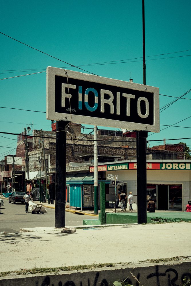 VILLA FIORITO Villa Fiorito, un bidonville d’environ 40 000 habitants situé dans le sud de la partie centrale de Buenos Aires, où Diego Maradona a grandi. A l’époque, il n’y avait ni eau ni électricité dans ce quartier très pauvre. Aujourd’hui, de nombreux habitants s’en remettent aux soupes populaires pour pouvoir se nourrir.