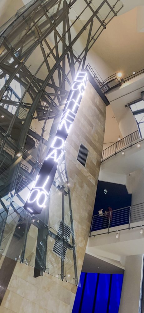 Jenny Holzer déroule ses textes, des murs du Guggenheim au monde entier