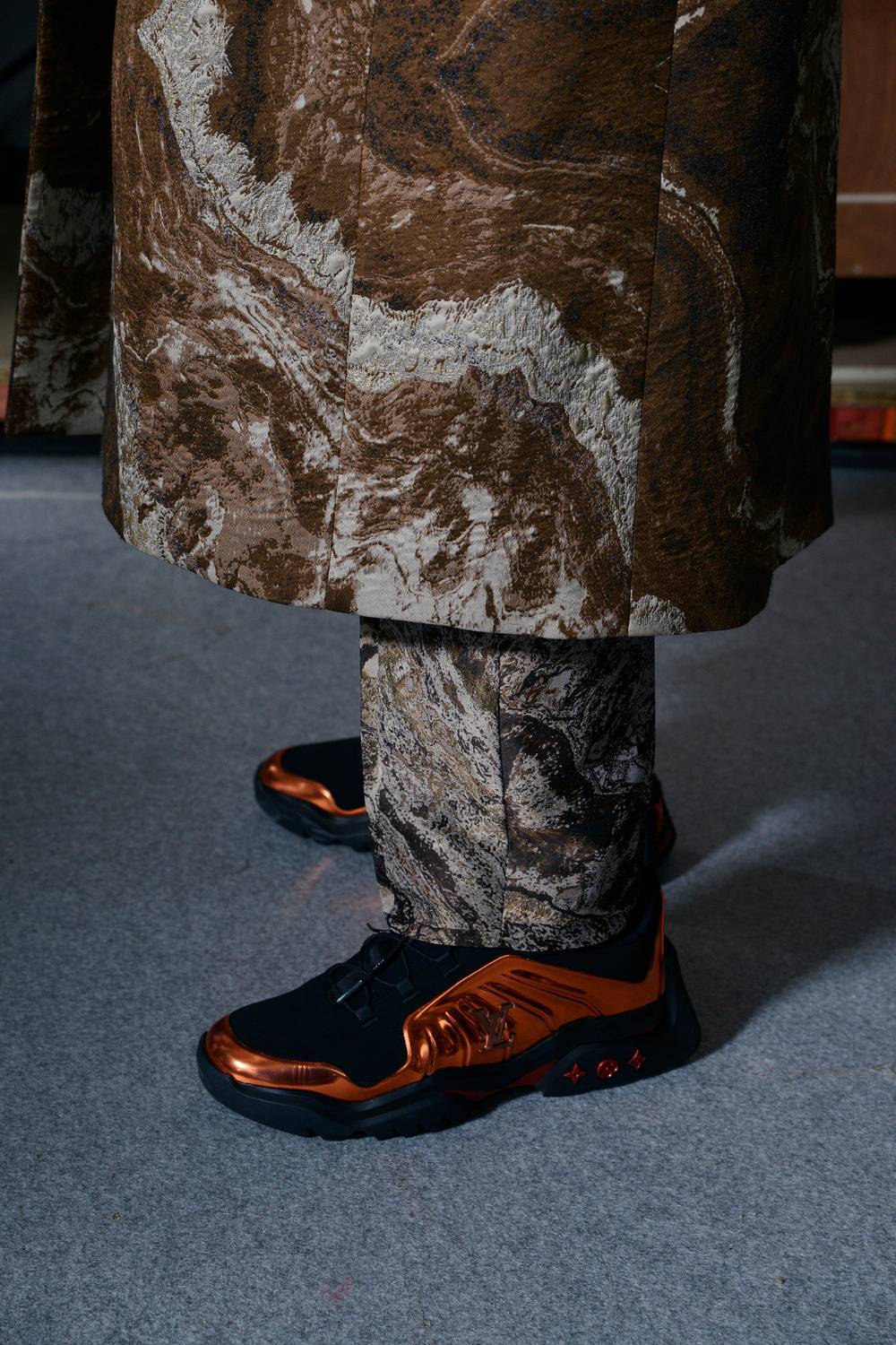 Les baskets métallisées de Virgil Abloh lors du défilé Louis Vuitton homme automne-hiver 2021.