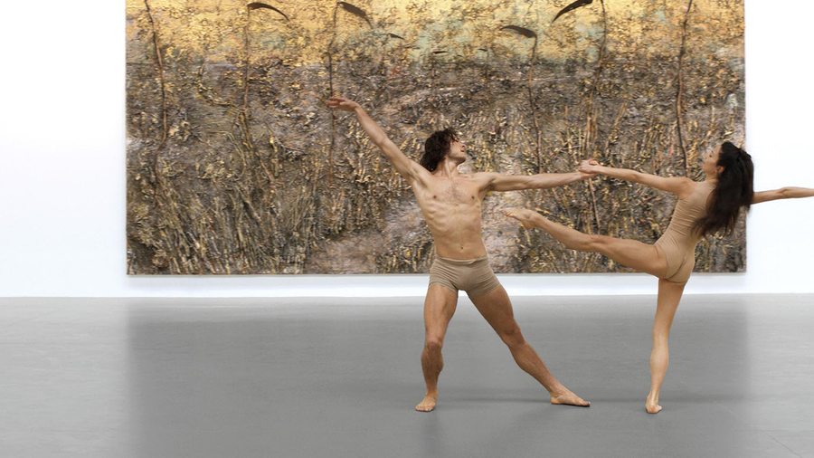 Hugo Marchand et Hannah O'Neill dansent au milieu des toiles d'Anselm Kiefer