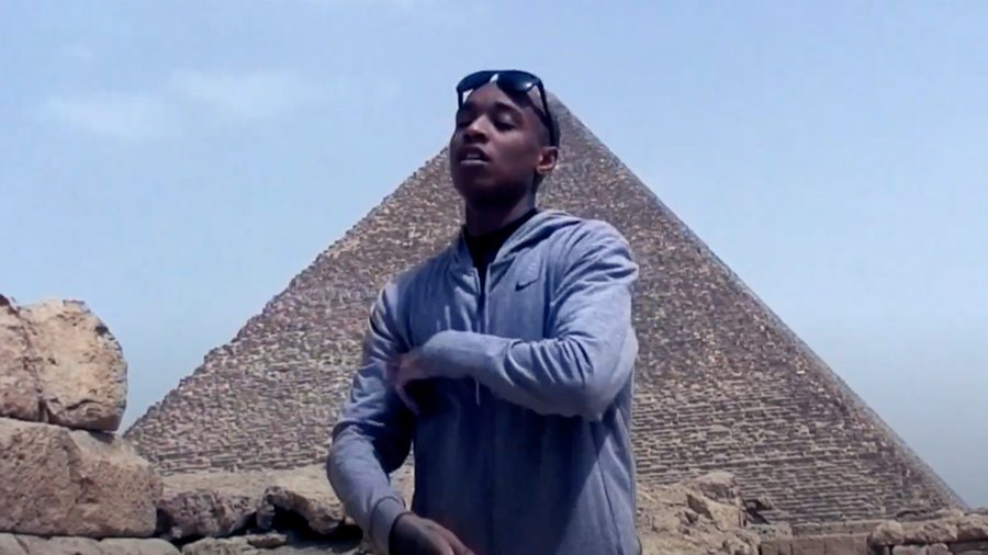 Rejjie Snow rappe au pied des pyramides de Gizeh