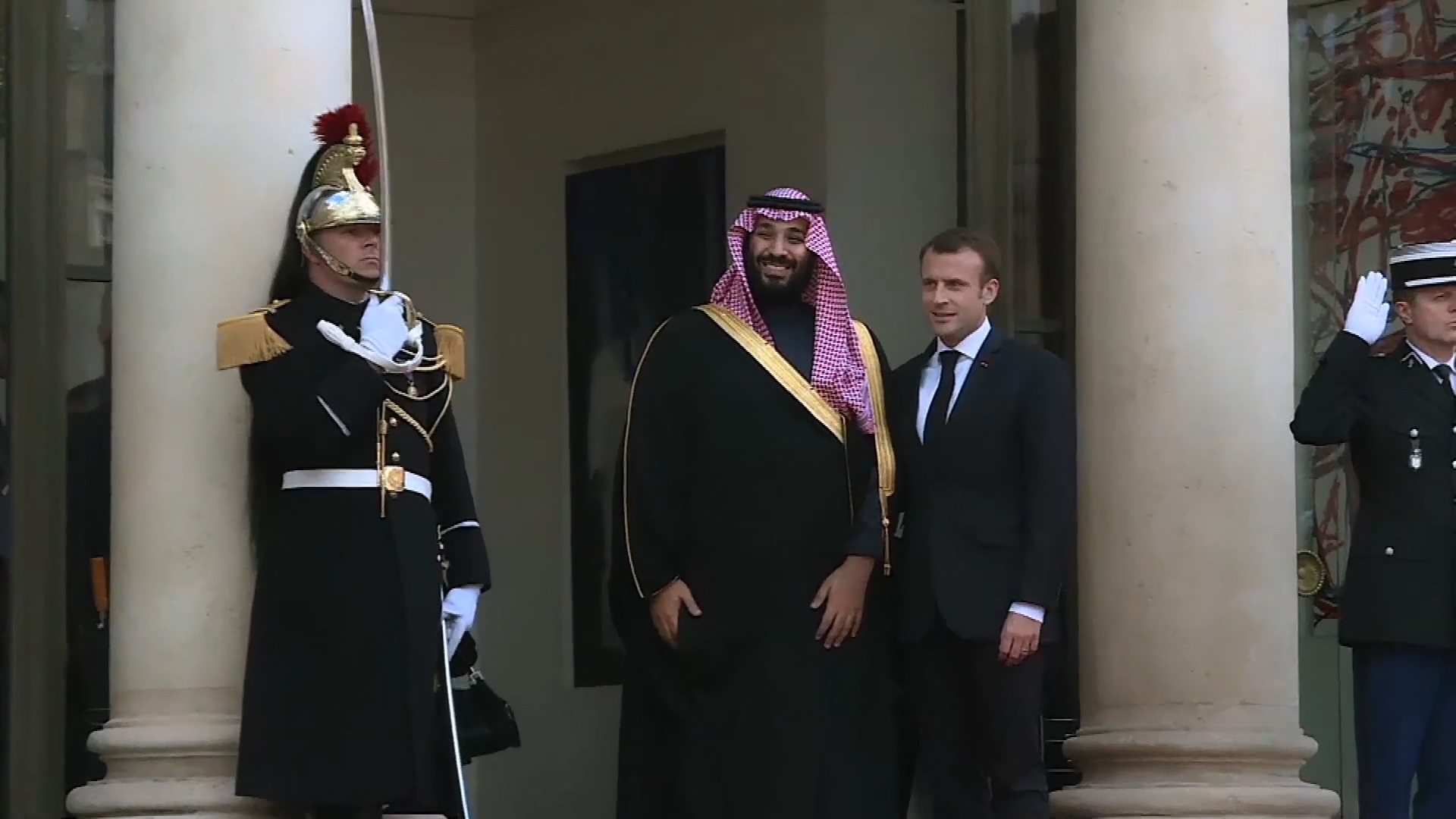 Mohamed Ben Salmane et Emmanuel Macron. Capture du film “Salvator Mundi : la stupéfiante affaire du dernier Vinci”, réalisé par Antoine Vitkine (2021).