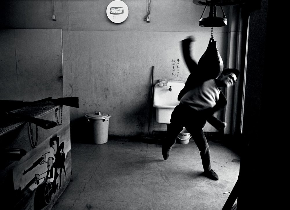 Shomei Tomatsu, “Editor, Nakahira Takuma, Shinjuku”, Tokyo 2 (1964). Épreuve gélatino-argentique. Shomei Tomatsu – INTERFACE. Courtesy of Office of Shomei Tomatsu, INTERFACE, Taka Ishii Gallery Photography / Film