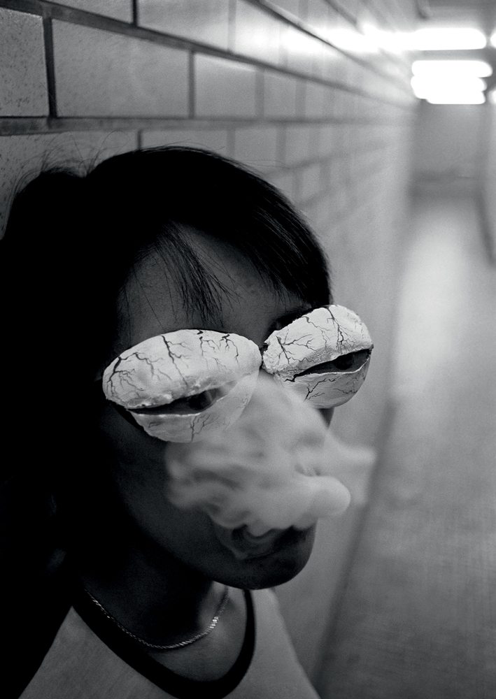 Shomei Tomatsu, “Fumiko Miyatani, Mask artist” de la série “Alibi” (1971). Tirage jet d'encre.