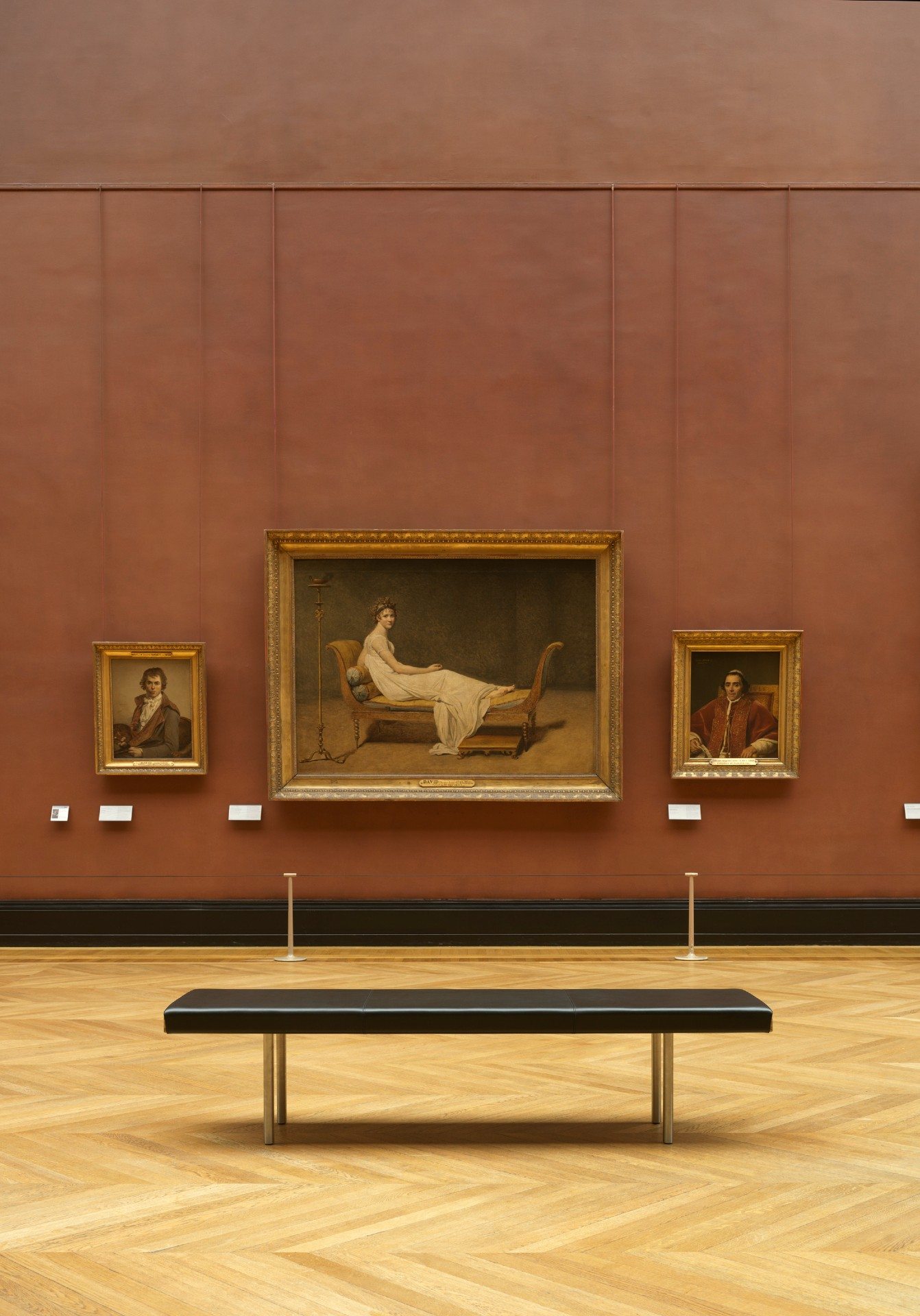 Quel designer français signe le nouveau mobilier du musée du Louvre ?