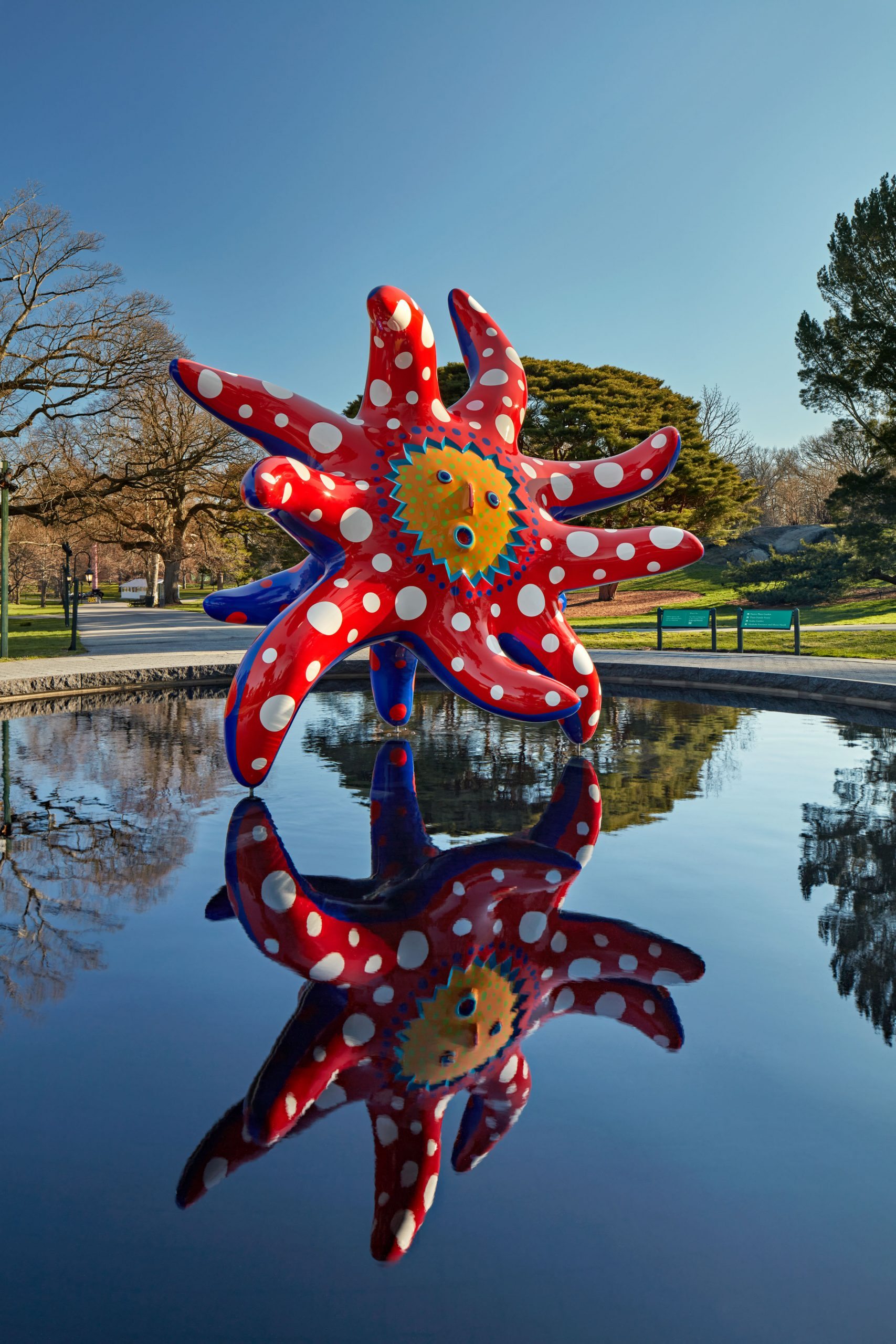 Yayoi Kusama, “I Want to Fly to the Universe”, 2020, The New York Botanical Garden, Urethane paint on aluminum, 157 3/8 x 169 3/8 x 140 1/8 in. (400 x 430 x 356 cm), Collection of the artist. Courtesy of Ota Fine Arts and David Zwirner. Photo by Robert Benson Photography