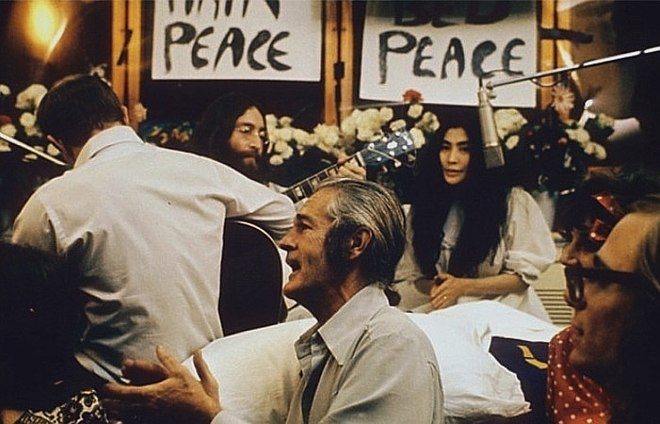 Enregistrement de "Give Peace a Chance" lors du bed-in de Montréal.