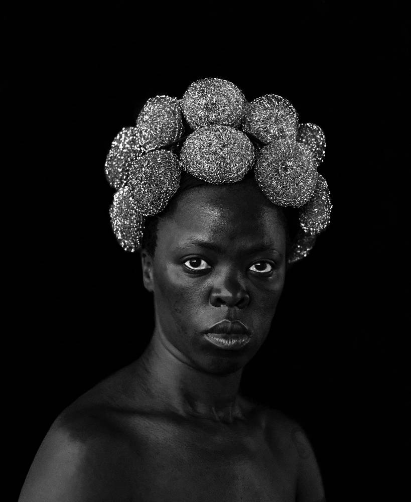 Zanele Muholi, “Bester V”, Mayotte (2015). Extrait de “Zanele Muholi: Somnyama Ngonyama, Salut à toi, Lionne noire” (delpire & co, 2021) © Zanele Muholi, courtesy of Stevenson Gallery, Cape Town/Johannesburg, and Yancey Richardson Gallery, New York