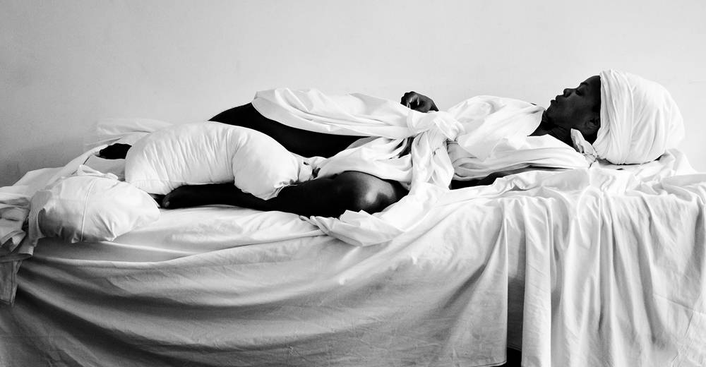 Zanele Muholi, “Phindile I”, Paris (2014). Extrait de “Zanele Muholi: Somnyama Ngonyama, Salut à toi, Lionne noire” (delpire & co, 2021) © Zanele Muholi, courtesy of Stevenson Gallery, Cape Town/Johannesburg, and Yancey Richardson Gallery, New York