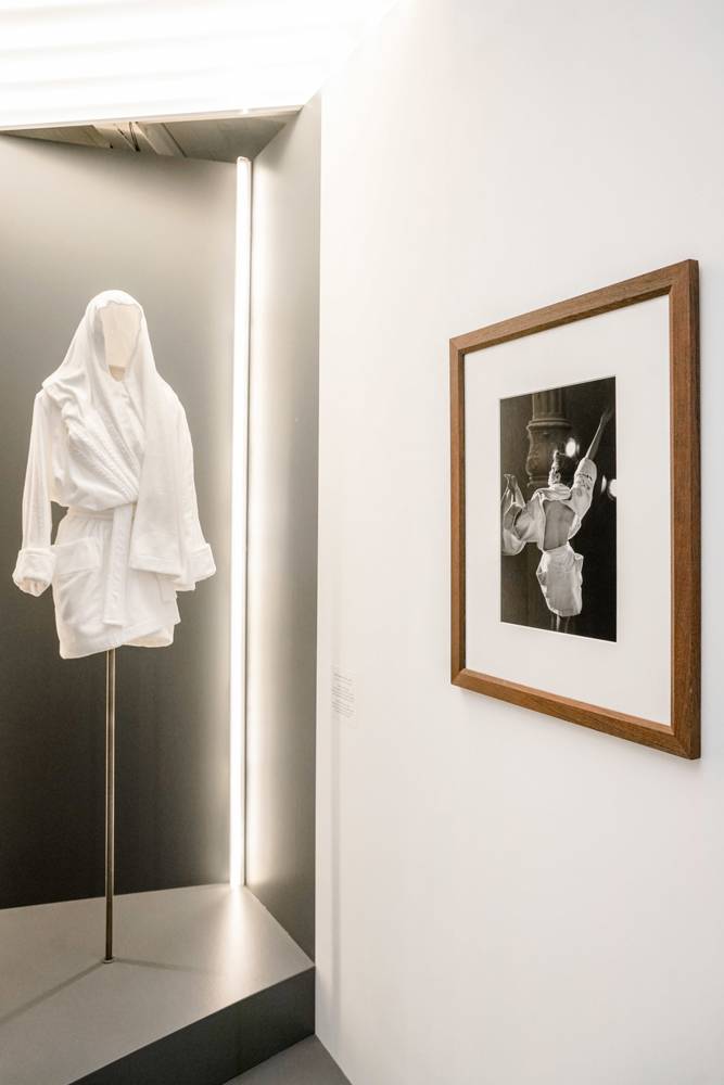Les robes iconiques d'Azzedine Alaïa immortalisées par Peter Lindbergh à découvrir dans une exposition