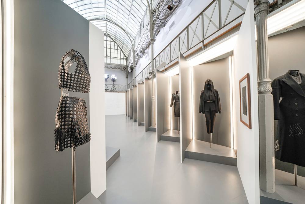 Les robes iconiques d'Azzedine Alaïa immortalisées par Peter Lindbergh à découvrir dans une exposition