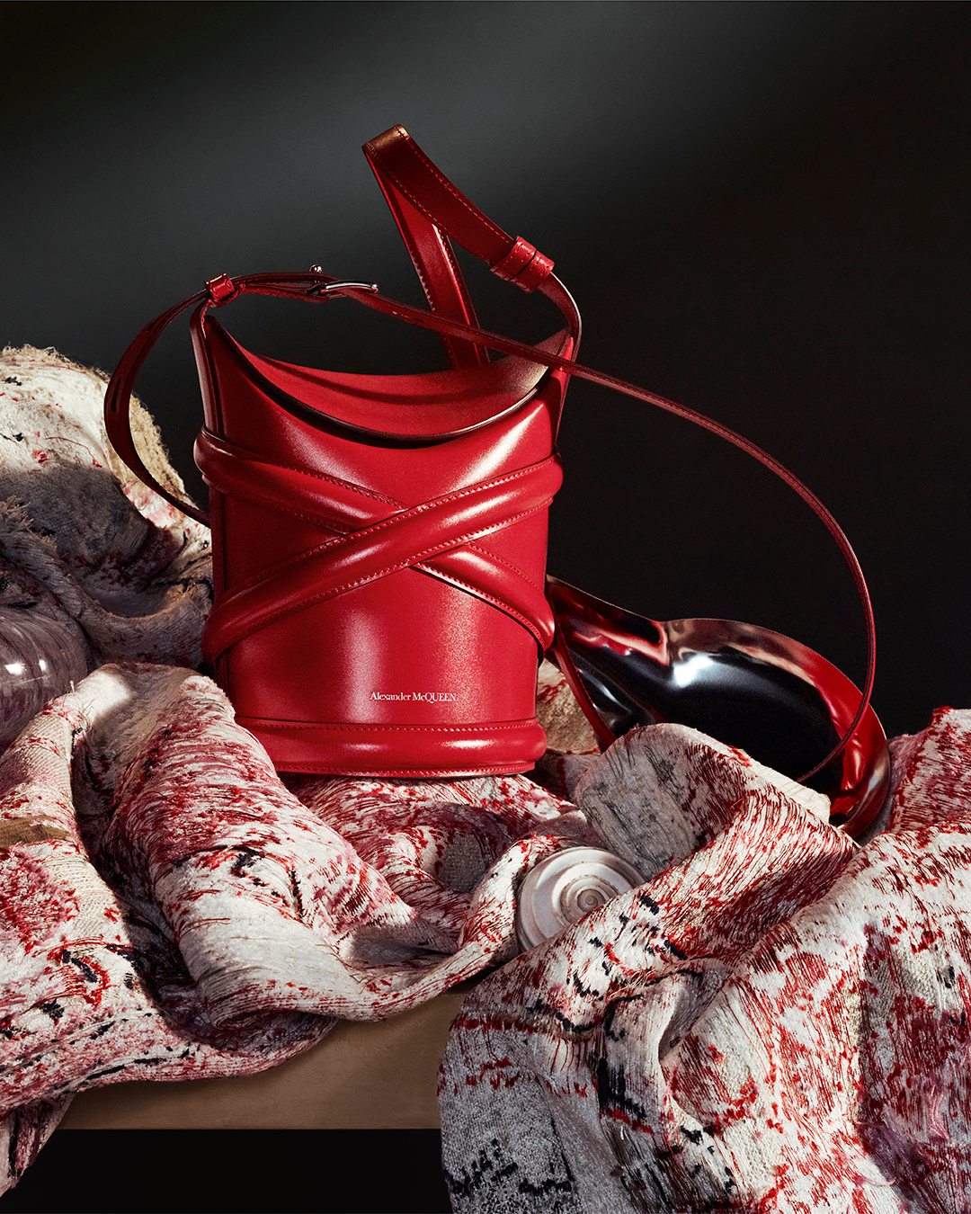 Alexander McQueen sort un sac inspiré de ses harnais