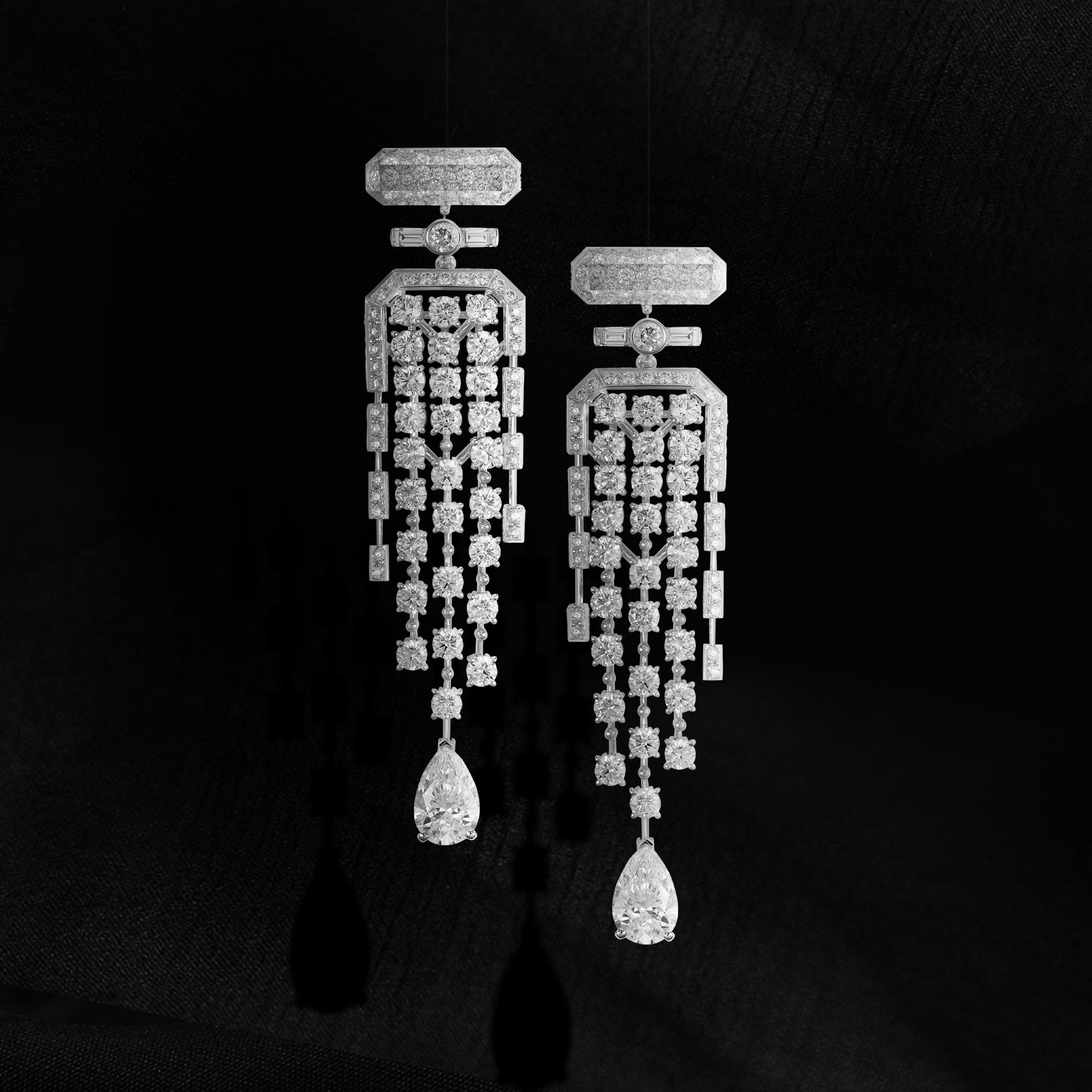 Boucles d'oreilles N°5 SIGNATURE BOTTLE en or blanc, diamants et cristal de roche. 1 diamant taille poire 1,55 ct D IF. 1 diamant taille poire 1,54 ct D IF.