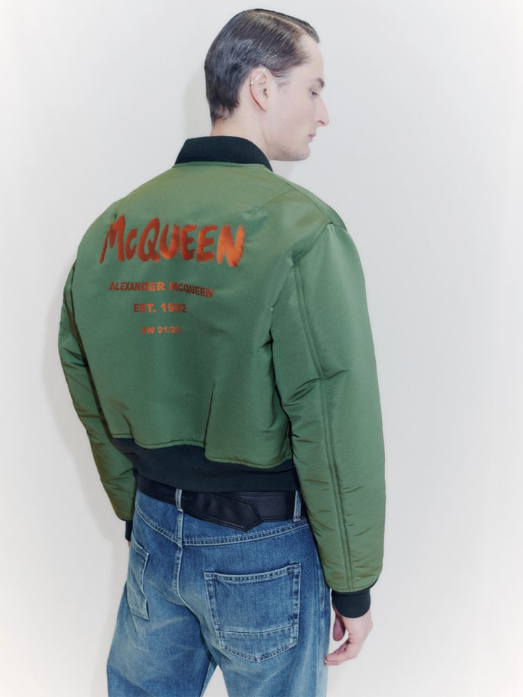 Alexander McQueen dévoile un vestiaire hybride pour sa collection homme automne-hiver 2021-2022