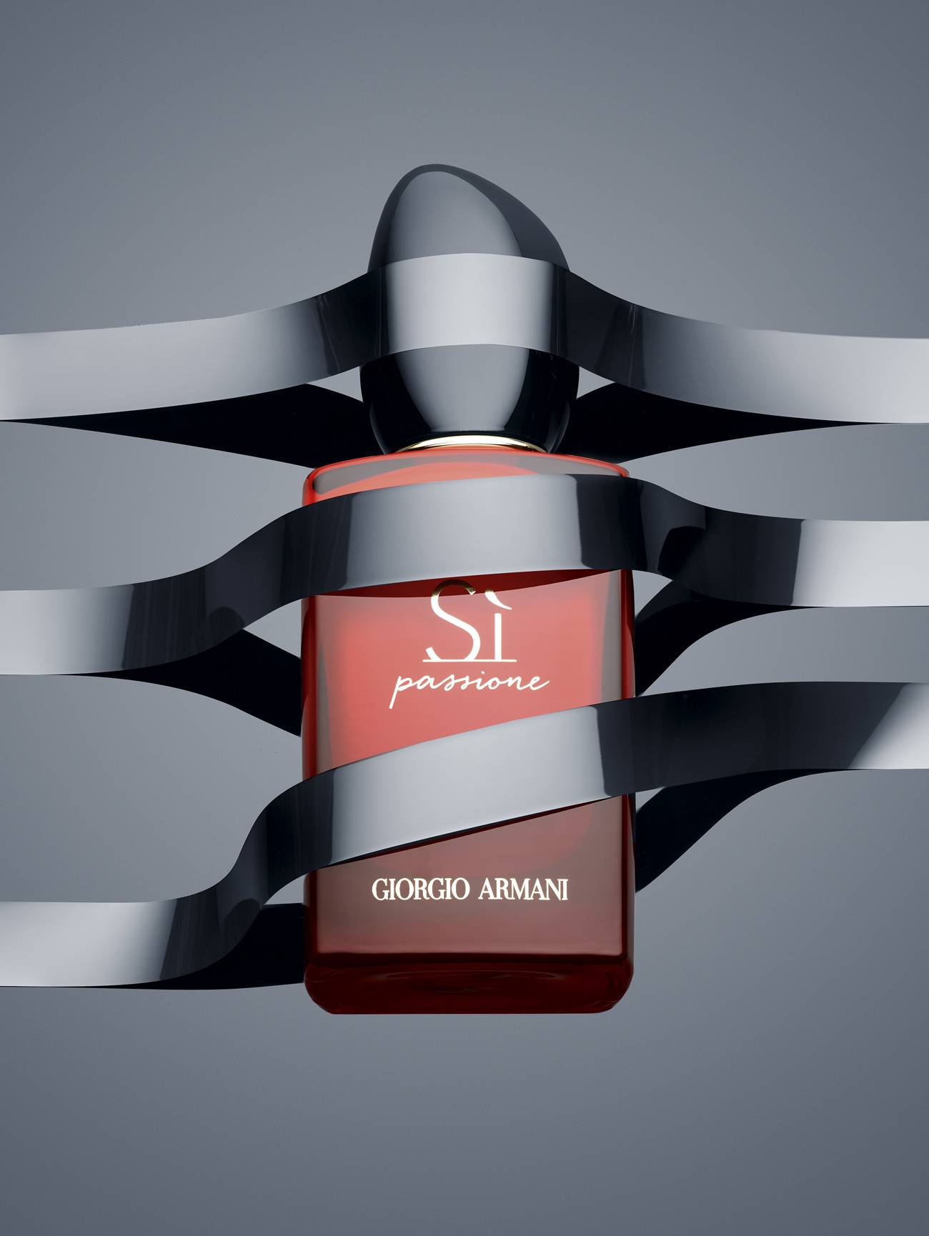 “Sì Passione”, eau de parfum intense, GIORGIO ARMANI. À découvrir également, le tout nouvel opus “Sì”, eau de parfum intense.
