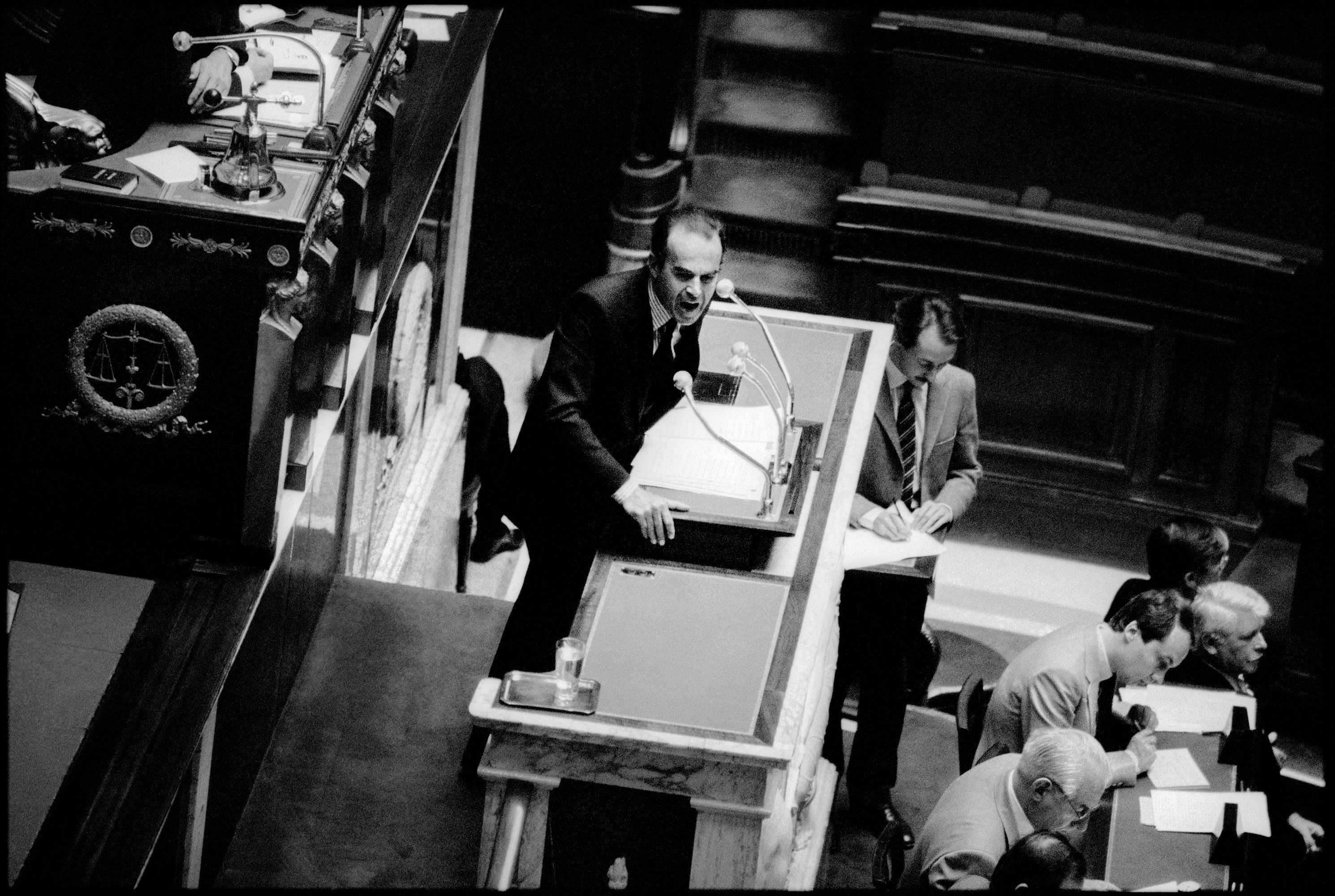 Yann Morvan, "Badinter plaidant à l'Assemblée Nationale contre la peine de mort", 17 septembre 1981, Paris. © Yann Morvan / Courtesy Edisens 