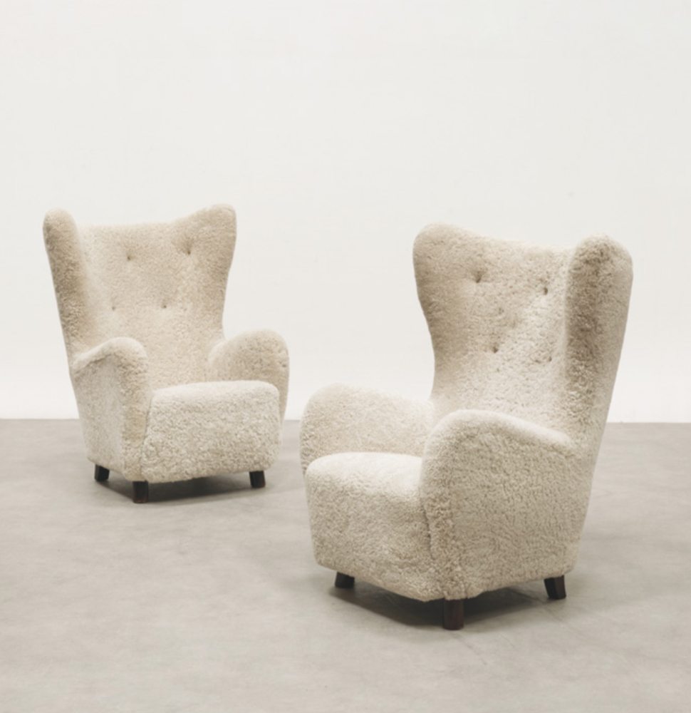 MOGENS LASSEN (1901-1987) Paire de fauteuils à haut dossier dîts « Wing Chair », Bois peint et peau de mouton blanc, vers 1940 