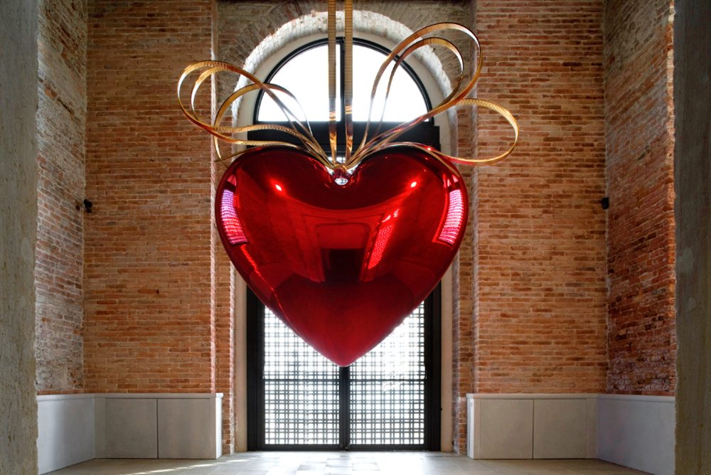 Jeff Koons, “Hanging Heart (Red/Gold)” (1994–2006).Pinault Collection © Jeff Koons, photo : Vue d’installation à la Punta della Dogana, 2009 © Palazzo Grassi / ORCH orsenigo-chemollo