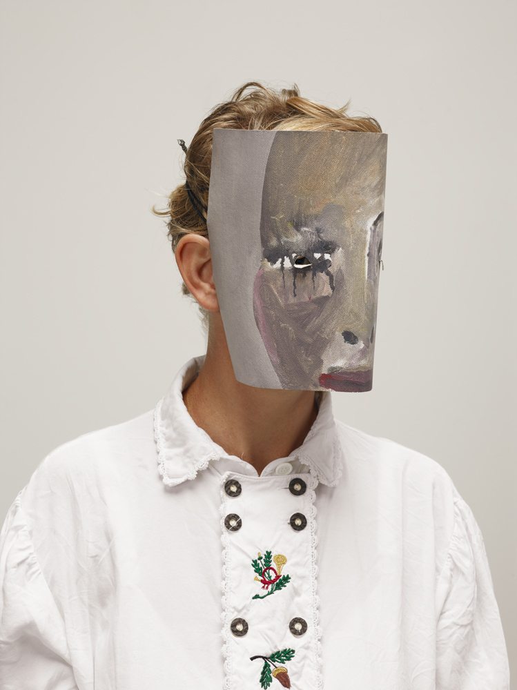 Portrait de Laure Prouvost avec masque.