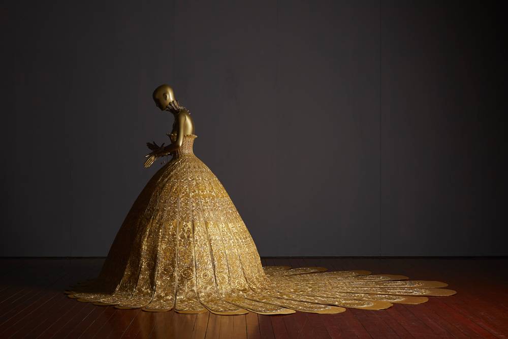  Guo Pei, Magnificent Gold. Collection « Samsara » Pékin, 2006. Courtesy of the Asian Civilisations Museum, Singapore. © Photograph by Russel Wong