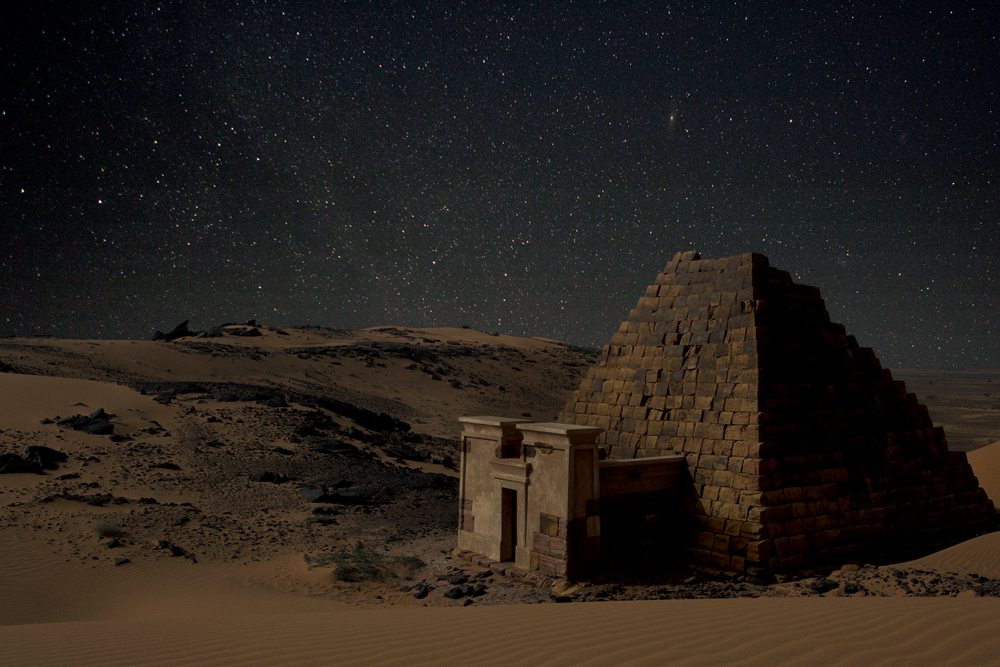 “Taharqa et la nuit” (2019) de Juliette Agnel, photographiée au Soudan. Tirage fine art mat, 80 x 120 cm. Juliette Agnel. Courtesy of Galerie Françoise Paviot