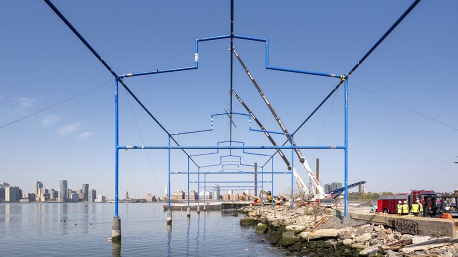 L'artiste David Hammons érige une architecture fantôme sur la baie de New York