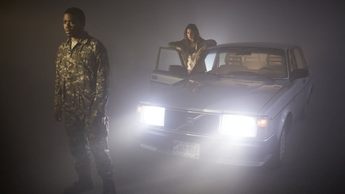 Okezie Morro et Alyssa Sutherland dans “The Mist“ (2017) de Frank Darabont.