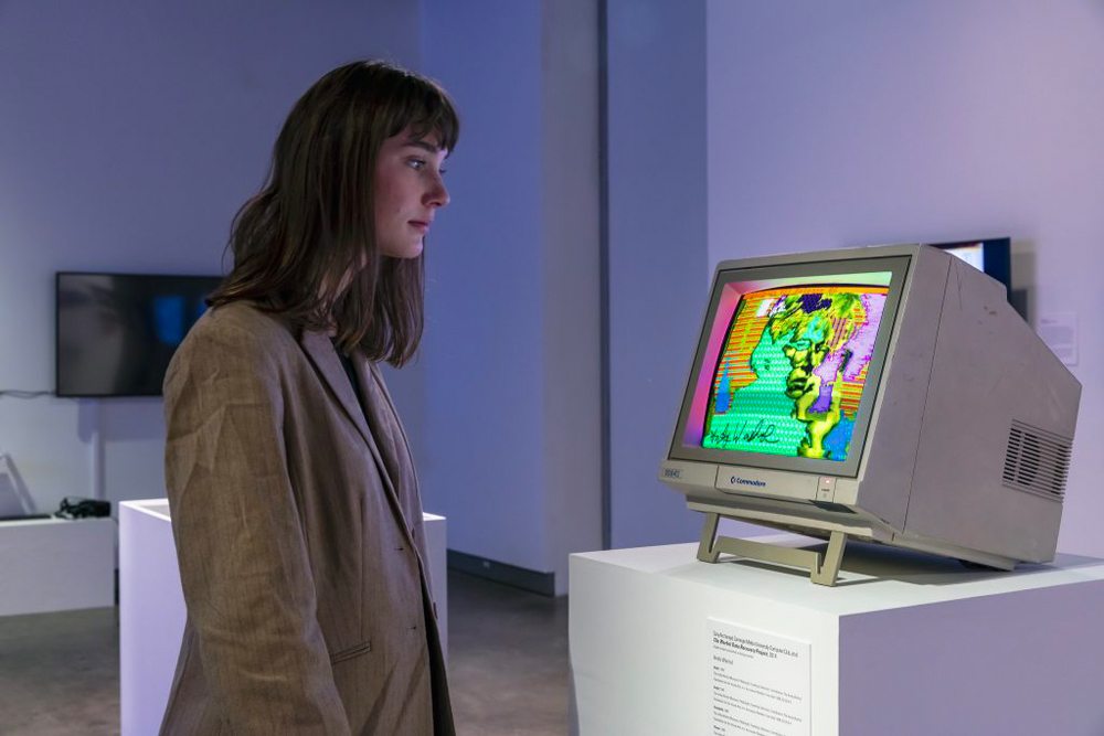 Andy Warhol, ”Sans-titre“, autoportrait exposé dans un ordinateur Amiga,  Photo courtesy of the Frank-Ratchye Studio for Creative Inquiry. 