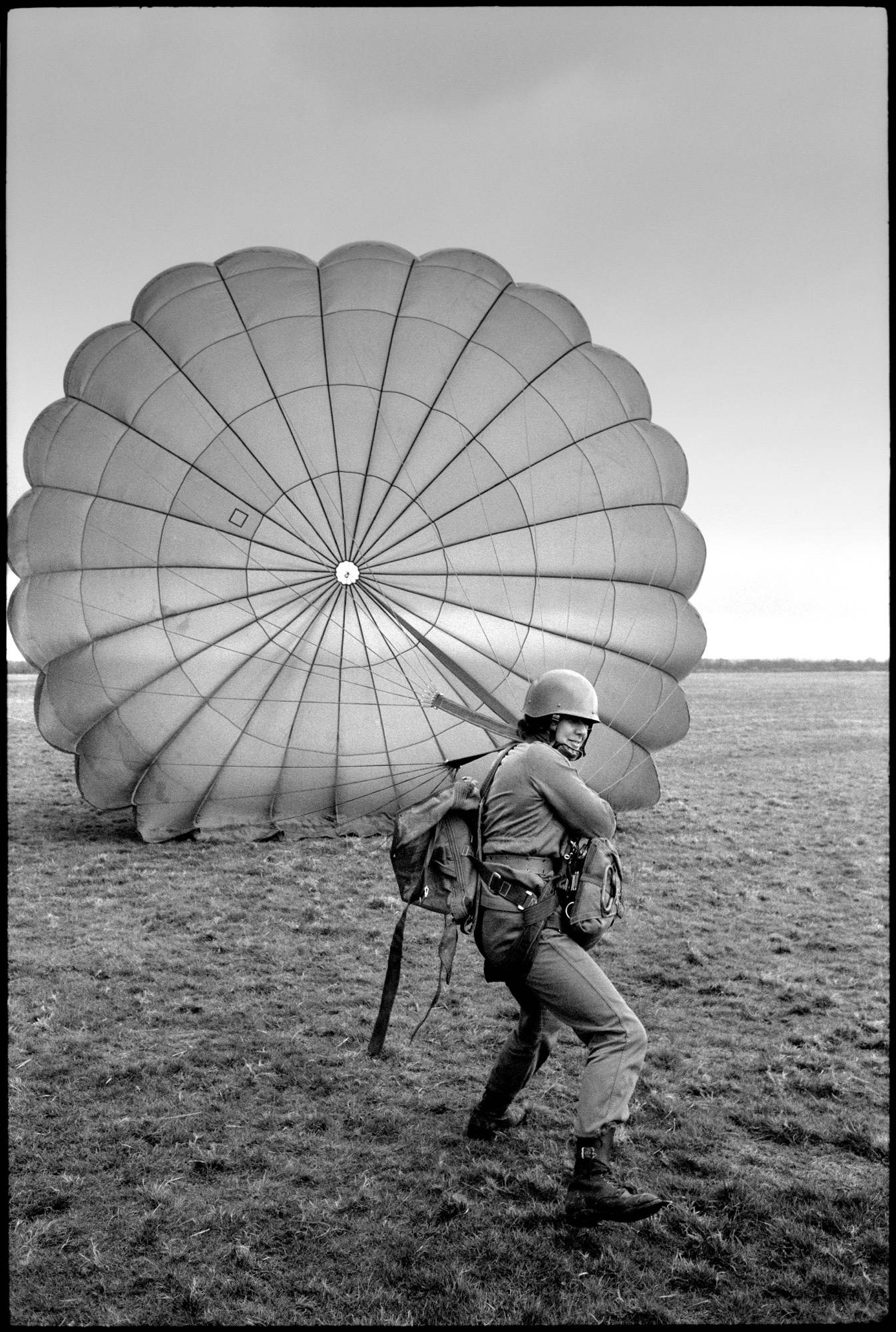 Yann Morvan, "Premier bataillon de femmes parachutistes", 5 mars 1982. © Yann Morvan / Courtesy Edisens 