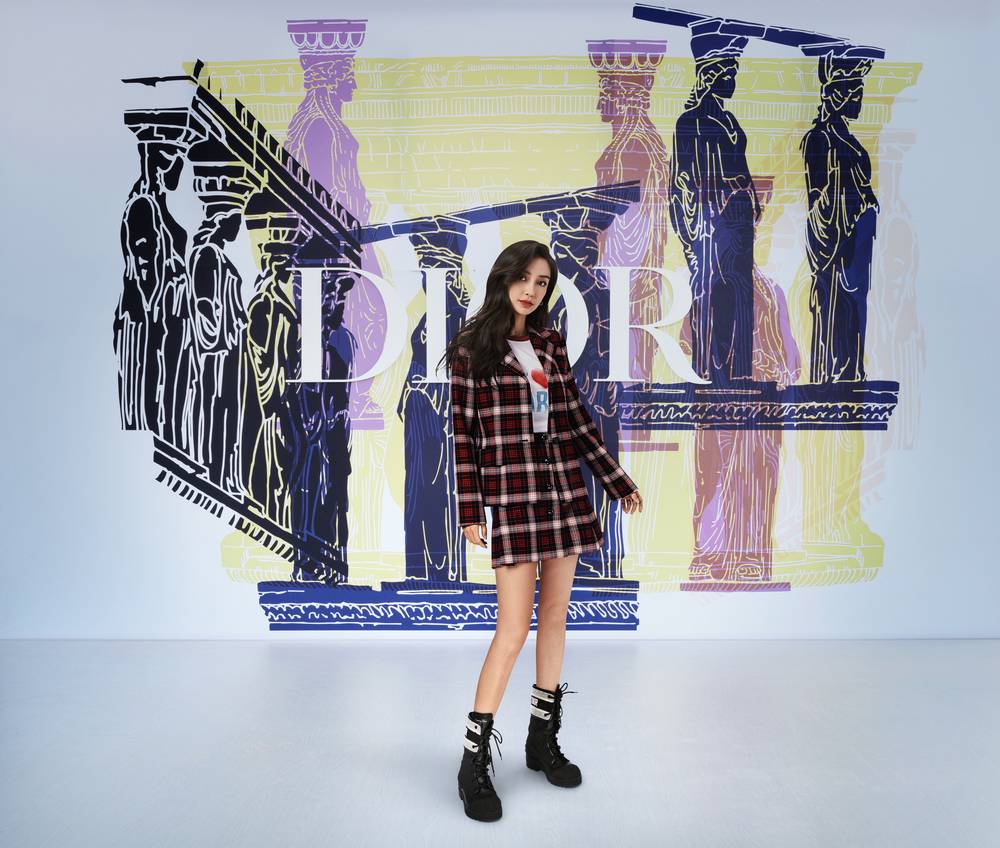 Angelababy wore a Dior Winter 2021-2022 checked burgundy and white jacket and skirt with a Dior white cotton t-shirt with "I love Paris” print. She also wore Dior boots.