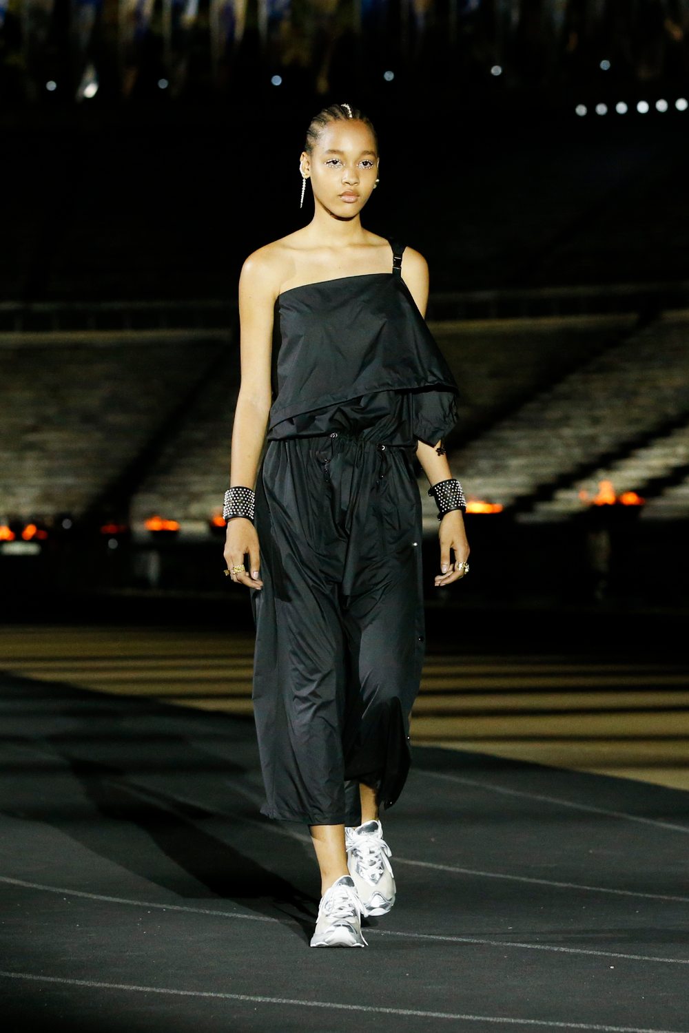 Robes drapées et silhouettes sportswear au défilé Dior Cruise 2022 à Athènes