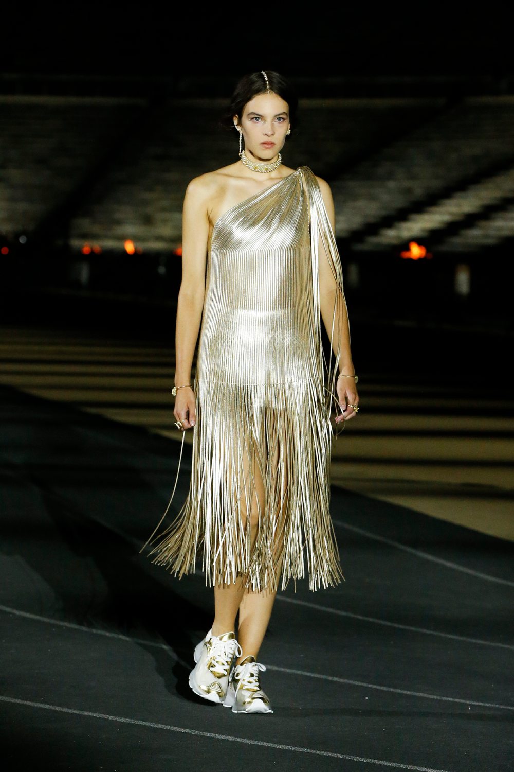 Robes drapées et silhouettes sportswear au défilé Dior Cruise 2022 à Athènes