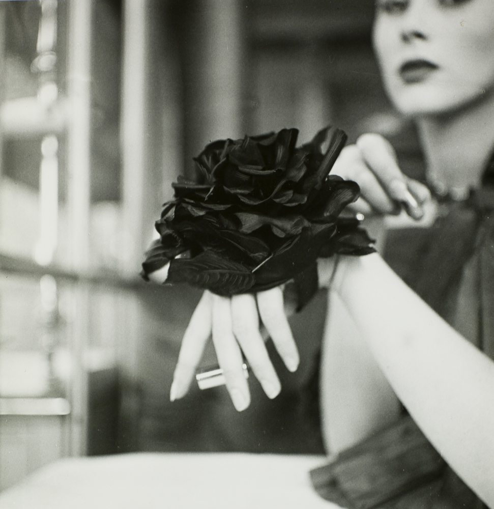 Rose noire dissimulant une bourse sous ses pétales, 1952. Christian Dior. Photographie d’Henry Clarke, Vogue Paris, octobre 1952. © Henry Clarke, Musée Galliera / Adagp, Paris 2021.