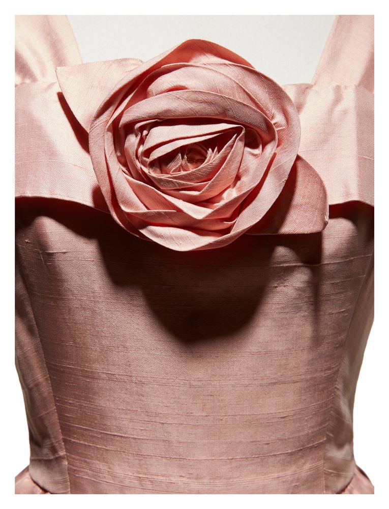 Robe de cocktail Plaza en soie sauvage rose ornée d’une rose de même tissu, Christian Dior-New York, collection printemps-été 1956. Christian Dior. Collection Dior Héritage, Paris. Photo © Laziz Hamani.