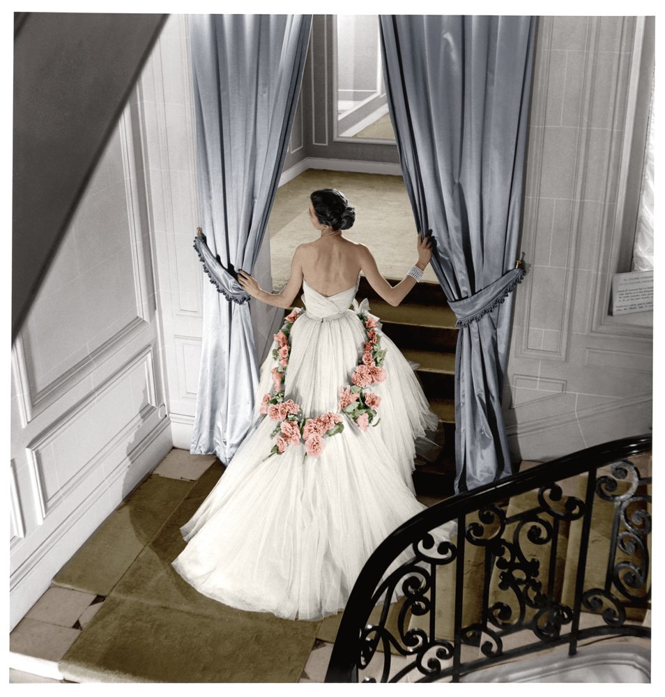 Robe de grand gala Tableau Final, collection Haute Couture printemps-été 1951, ligne Naturelle. Christian Dior. Photographie de Willy Maywald colorisée. © Association Willy Maywald/Adagp, Paris 2021.