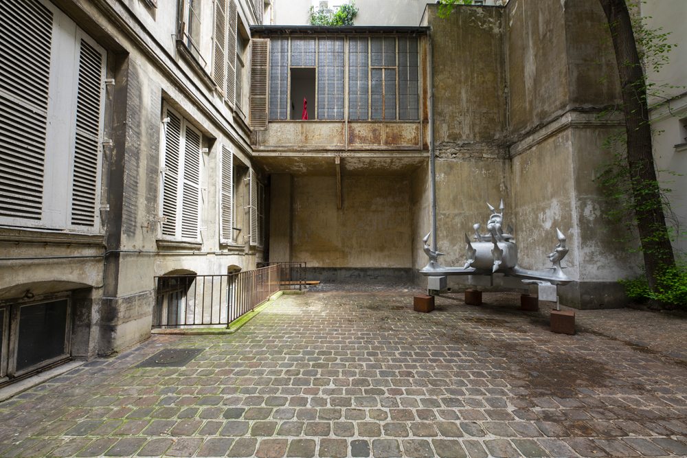 Une exposition réveille les fantômes d'un vieil hôtel particulier parisien