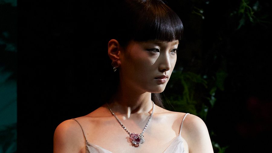Dior met la rose à l’honneur dans sa nouvelle collection de haute joaillerie