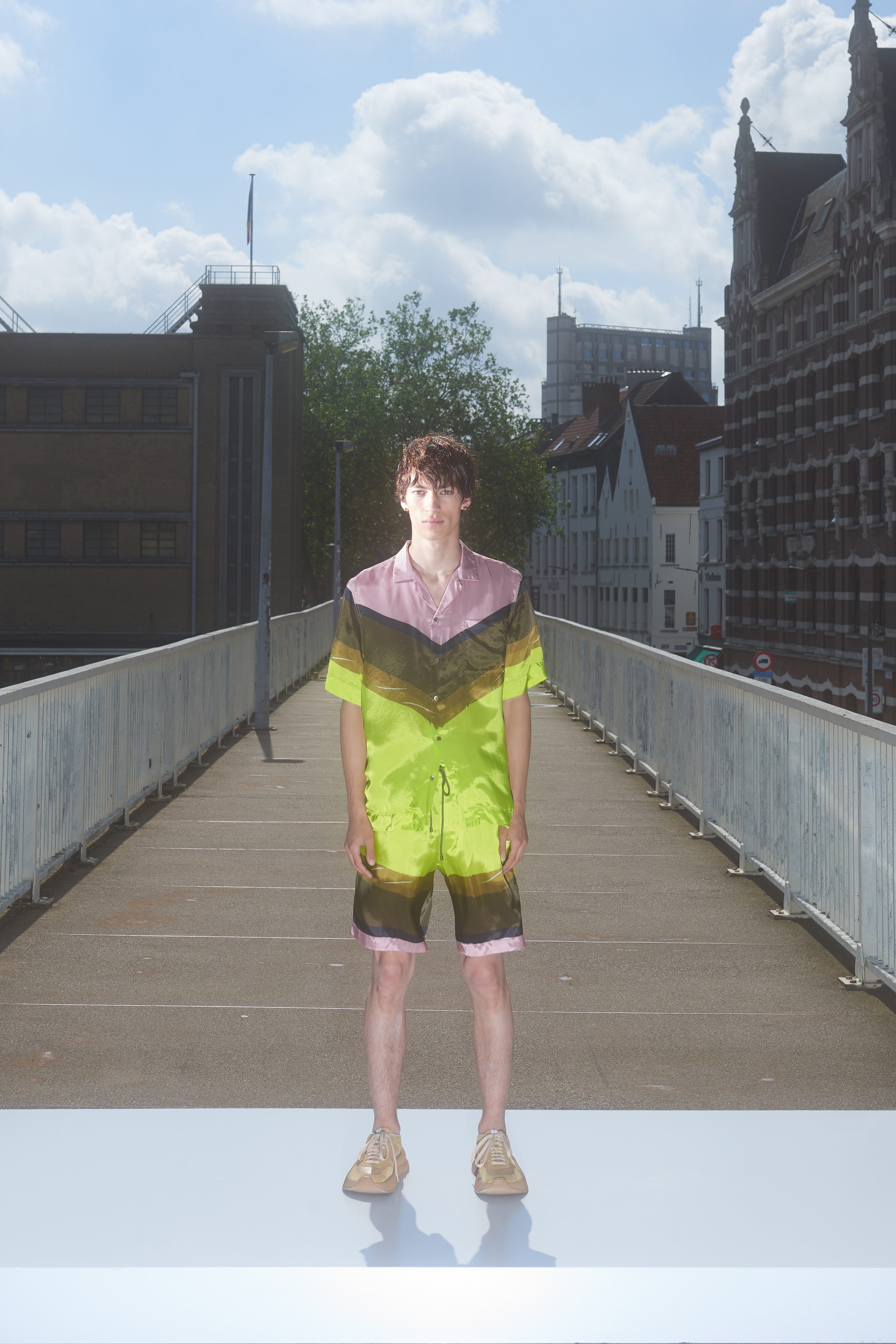 Dries Van Noten rend hommage à la ville d’Anvers dans sa collection homme printemps-été 2022