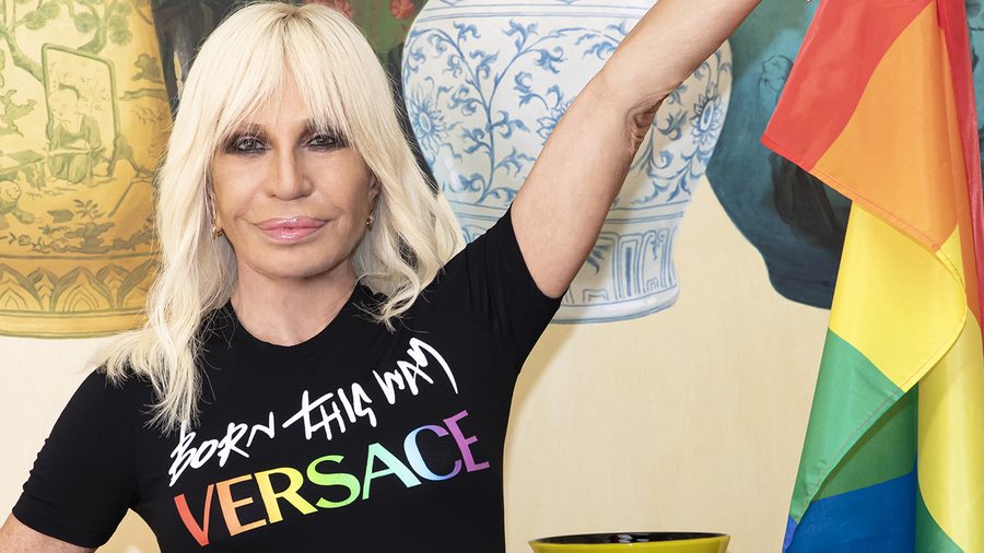 Lady Gaga et Versace fêtent le mois des fiertés avec une pièce iconique et une collection capsule