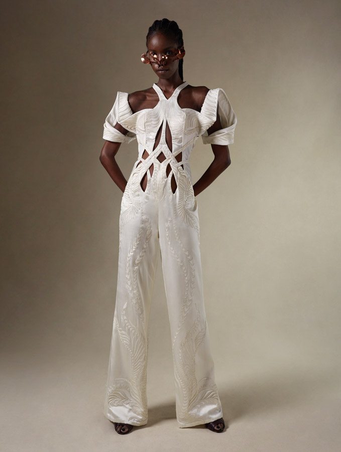 “Mon travail est une combinaison entre la couture et l’art”, rencontre avec la créatrice Iris Van Herpen