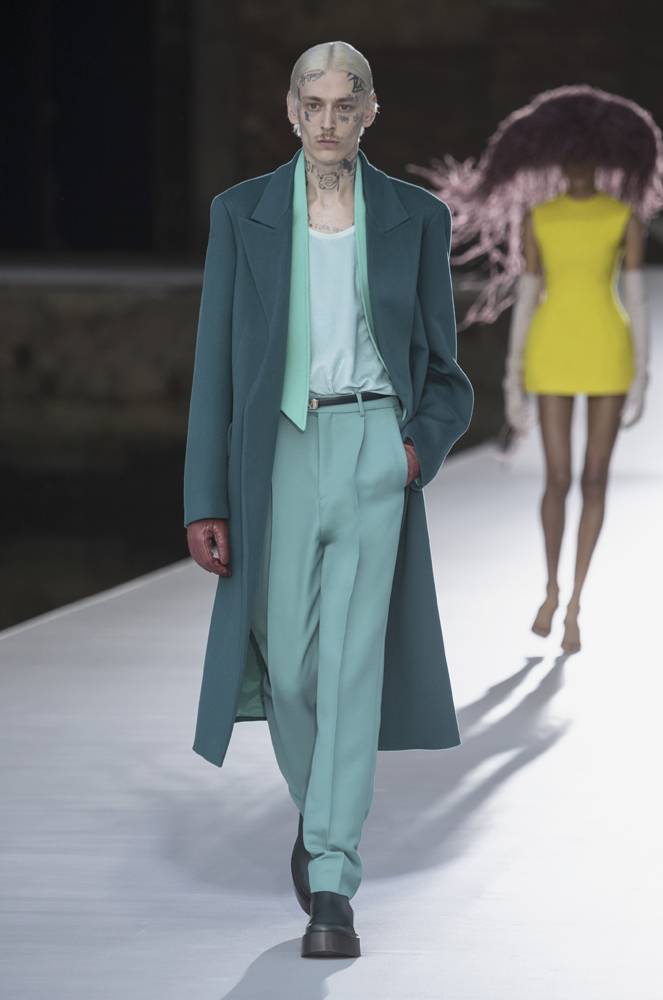 Valentino met en scène un dialogue magistral entre l’art et la mode pour sa collection haute couture automne-hiver 2021-2022