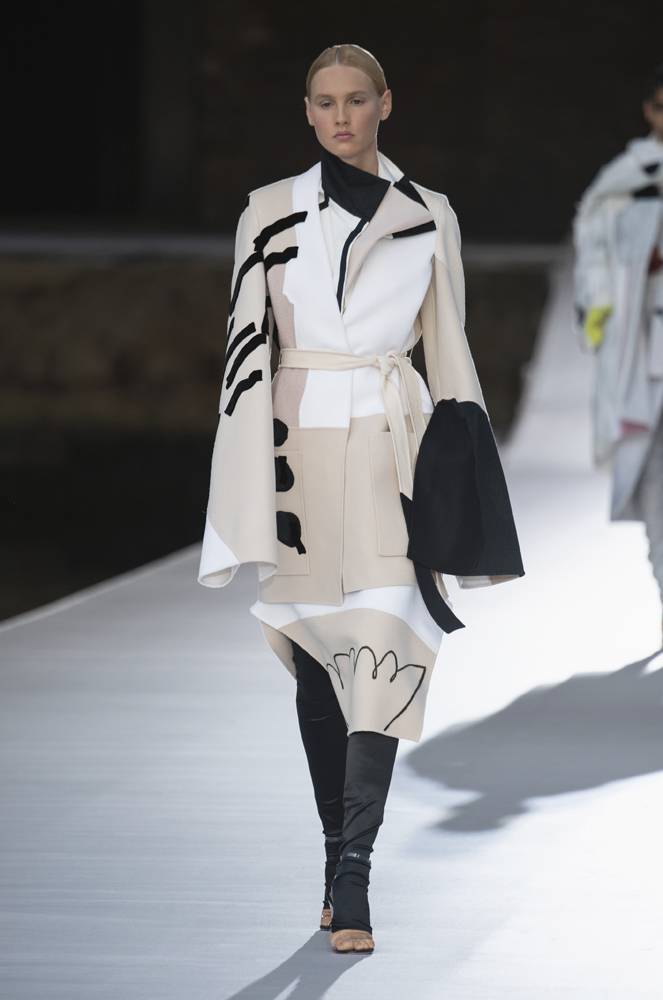 Valentino haute couture automne-hiver 2021-2022 : zoom sur 3 créations réalisées en collaboration avec des artistes