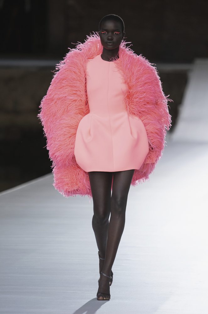 Valentino met en scène un dialogue magistral entre l’art et la mode pour sa collection haute couture automne-hiver 2021-2022