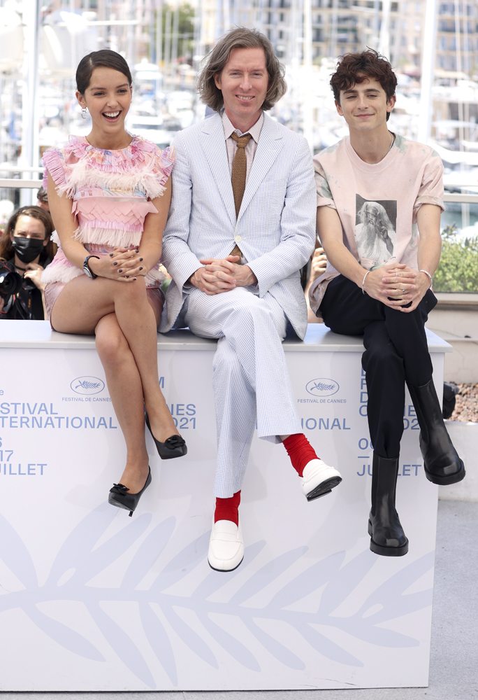 Lyna Khoudri en top et short Chanel, Wes Anderson et Timothée Chalamet.