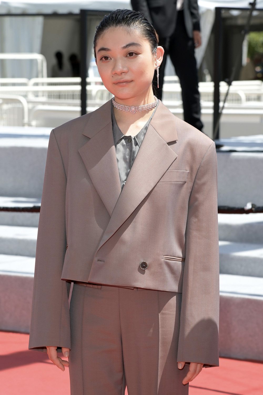 Toko Miura en costume Dior.