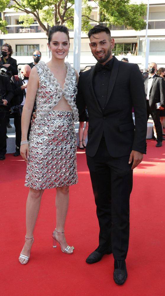 Noémie Merlant en robe Louis Vuitton et Gimi Covaci en costume Berluti.