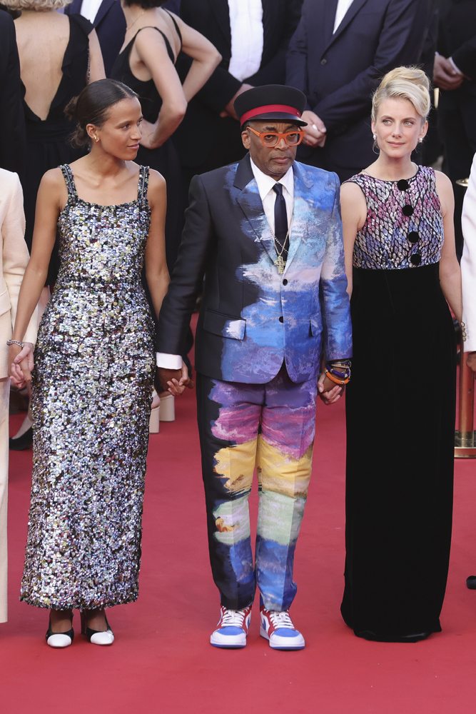 Mati Diop en robe Chanel, Spike Lee en costume Louis Vuitton et Mélanie Laurent en robe Giorgio Armani.