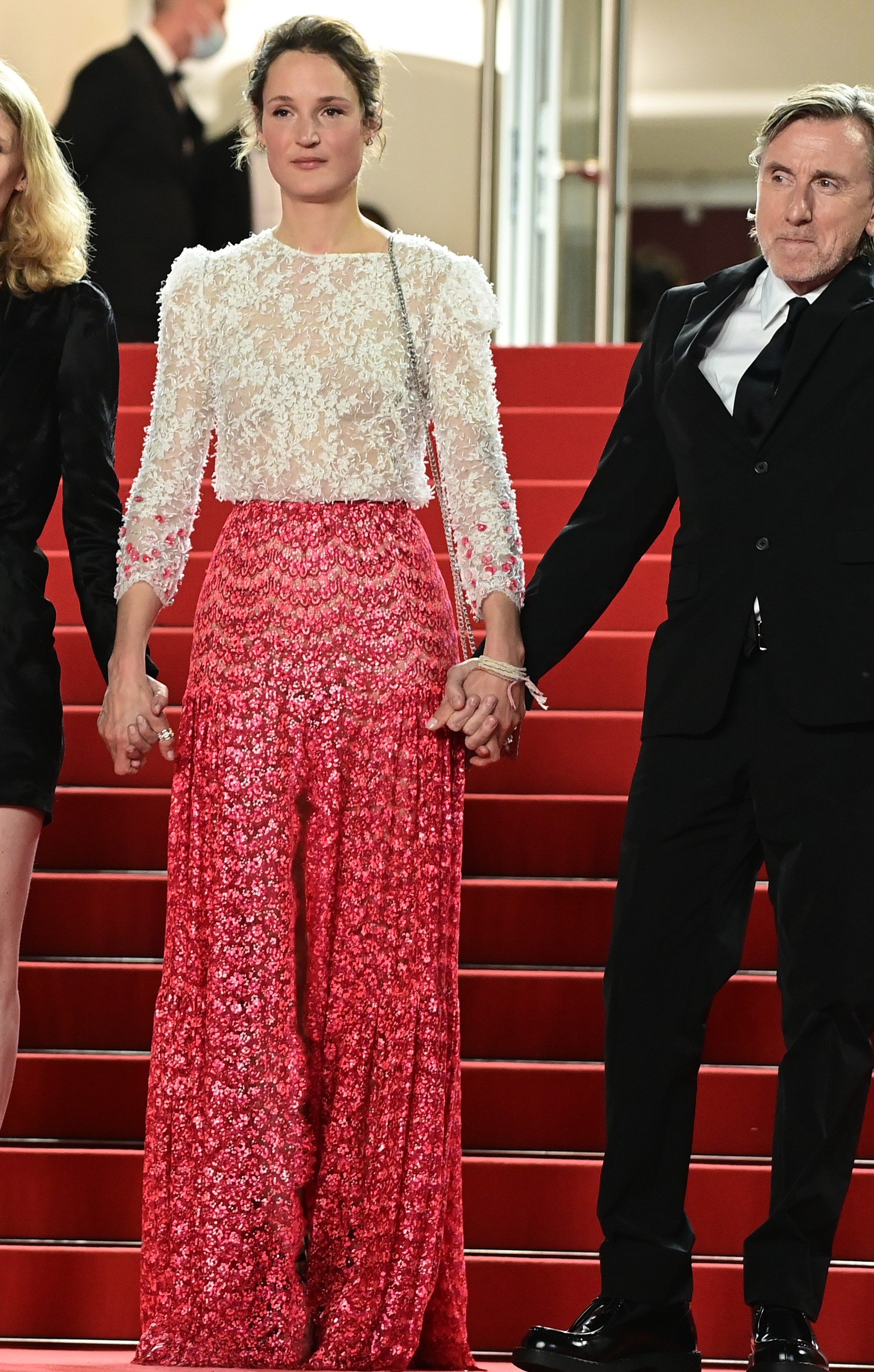Vicky Krieps en robe Chanel, mise en beauté Chanel.
