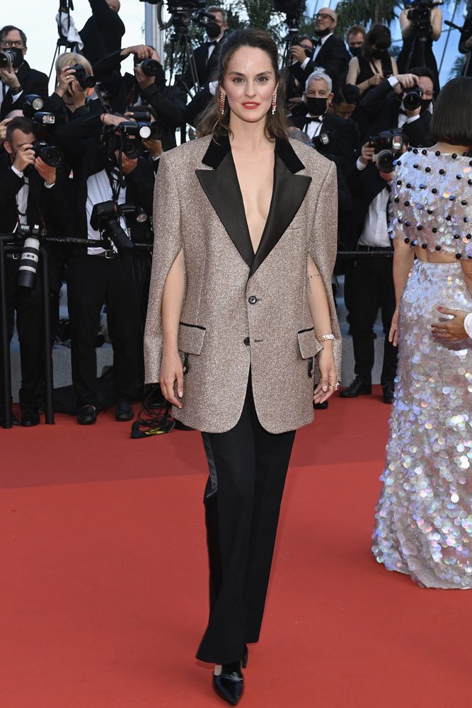 Noémie Merlant en costume Louis Vuitton. Mise en beauté Dior Make-Up.